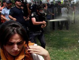 Kırmızılı kadına gaz sık emri de ondan