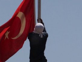 Bayrağı indirenin kimliği belli oldu