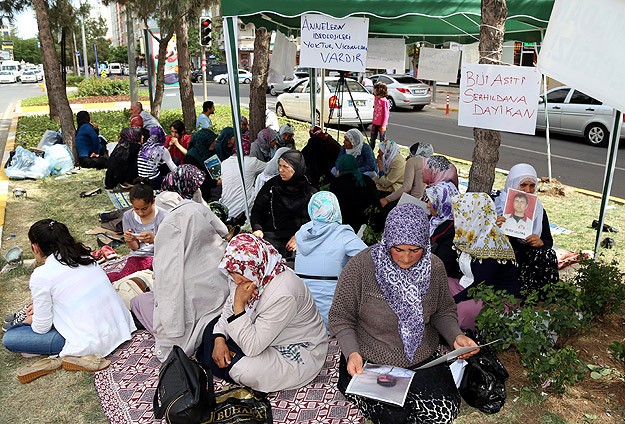 Oturma eylemi yapan ailelerin yakınları da mağdur