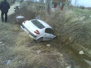 Konya da otomobil sulama kanalına uçtu