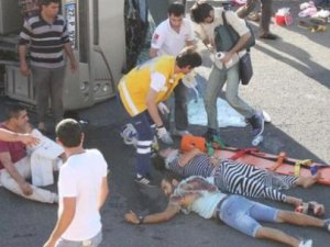 Öğrenciler etrafa saçıldı: 25 yaralı!