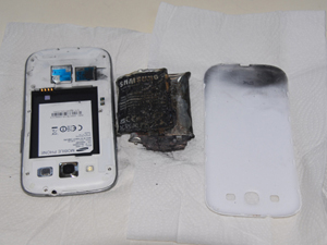 Cep telefonu bataryası bomba gibi patladı