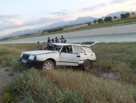 OTOMOBİL TAKLA ATTI: 1 ÖLÜ, 1 YARALI