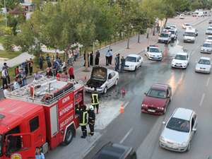 Tatlı almak için durdu otomobili yandı