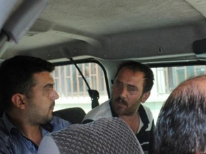 Bayrağı indirmeye çalışan zanlı intihar etti