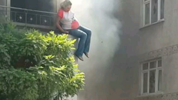 8 aylık hamile kadının atlama anı