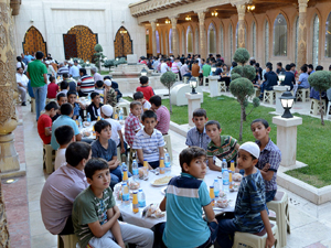 Yaz okulu öğrencileri iftarda buluştu