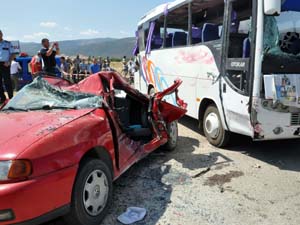 Midibüs otomobille çarpıştı: 20 yaralı