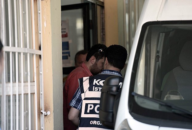 Paralel yapı soruşturmasında 1 polis teslim oldu