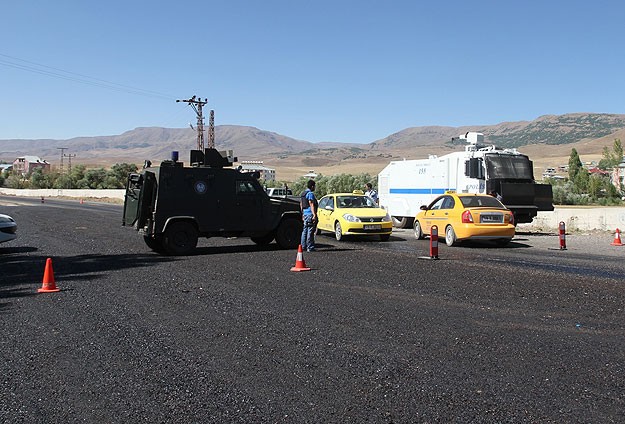 Muşta yol kapatma eylemi sürüyor
