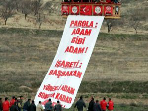 Parola skandalına pankartlı yanıt