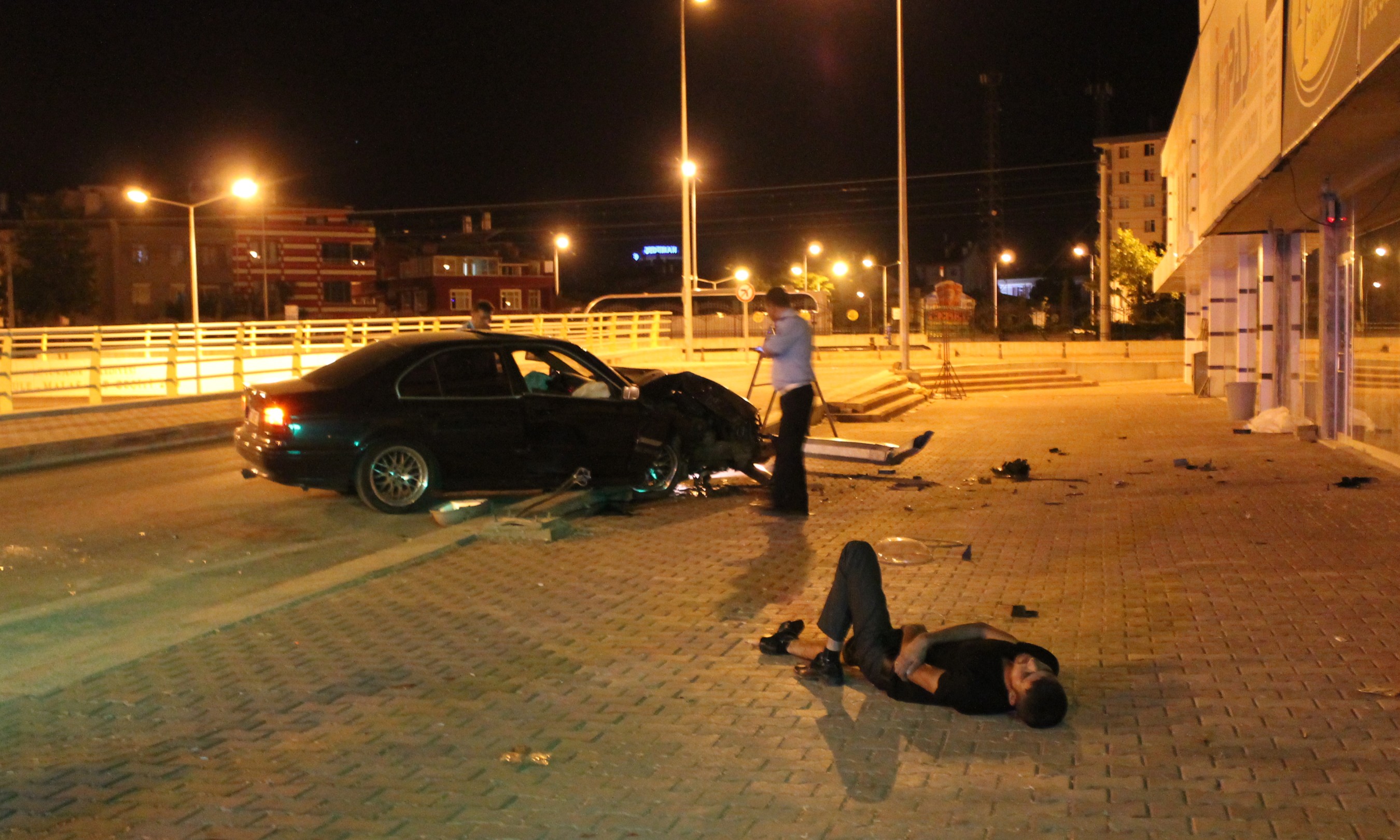 Otomobil aydınlatma direğine çarptı: 2 yaralı