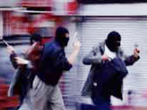 50 dakikada marketi boşalttılar