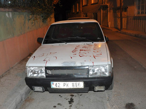 Kanıyla arabanın üzerine yazı yazdı