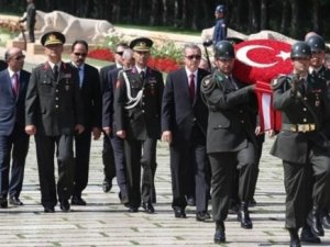 Devletin zirvesi Anıtkabirde