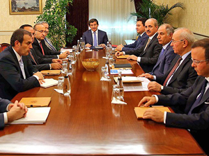 Davutoğlu ekibi topladı