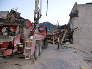 Üst geçit inşaatında kalıplar çöktü: 4 yaralı