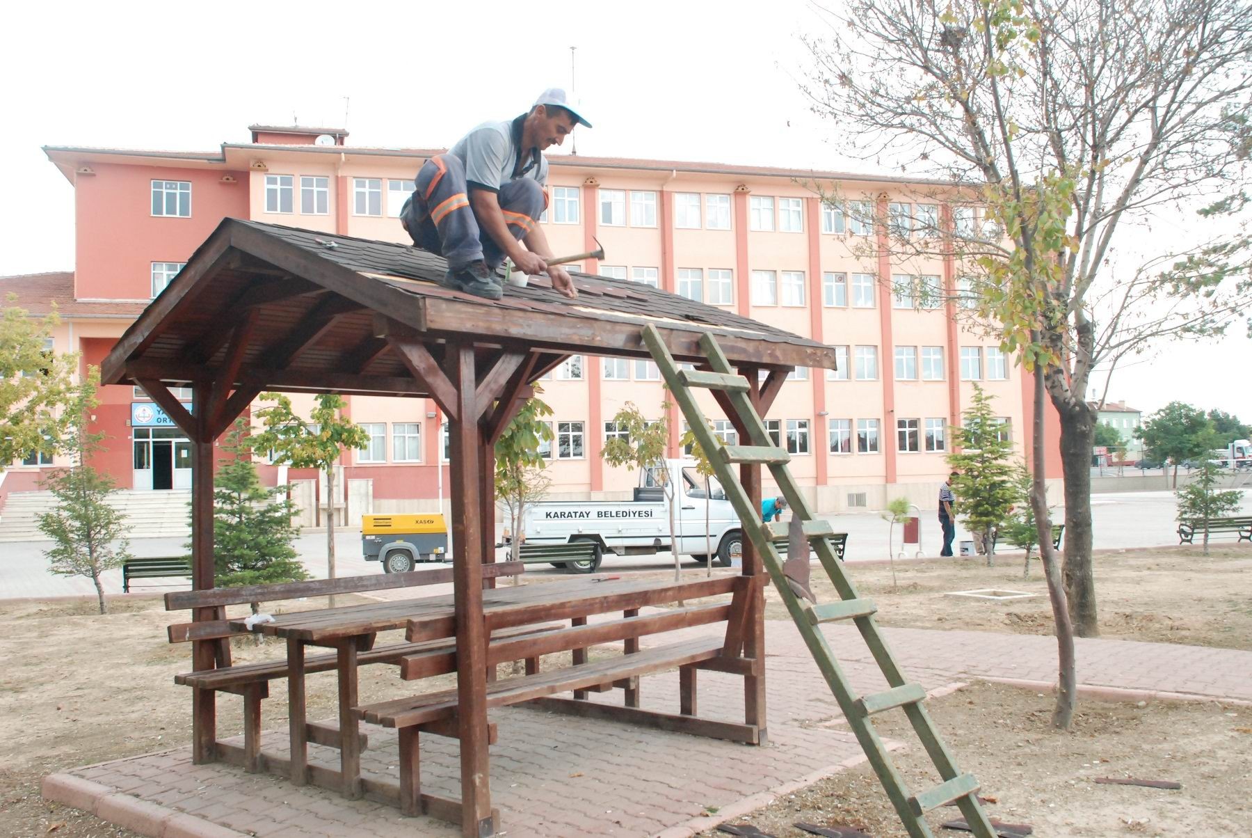 Karatay’dan okul bahçelerinde temizlik
