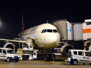 Yolcu uçağı Antalyaya zorunlu iniş yaptı