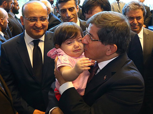 Davutoğlu konsolosluk personeliyle geliyor