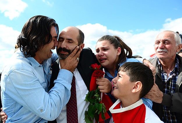 Kurtarılan vatandaşlar aileleriyle buluştu