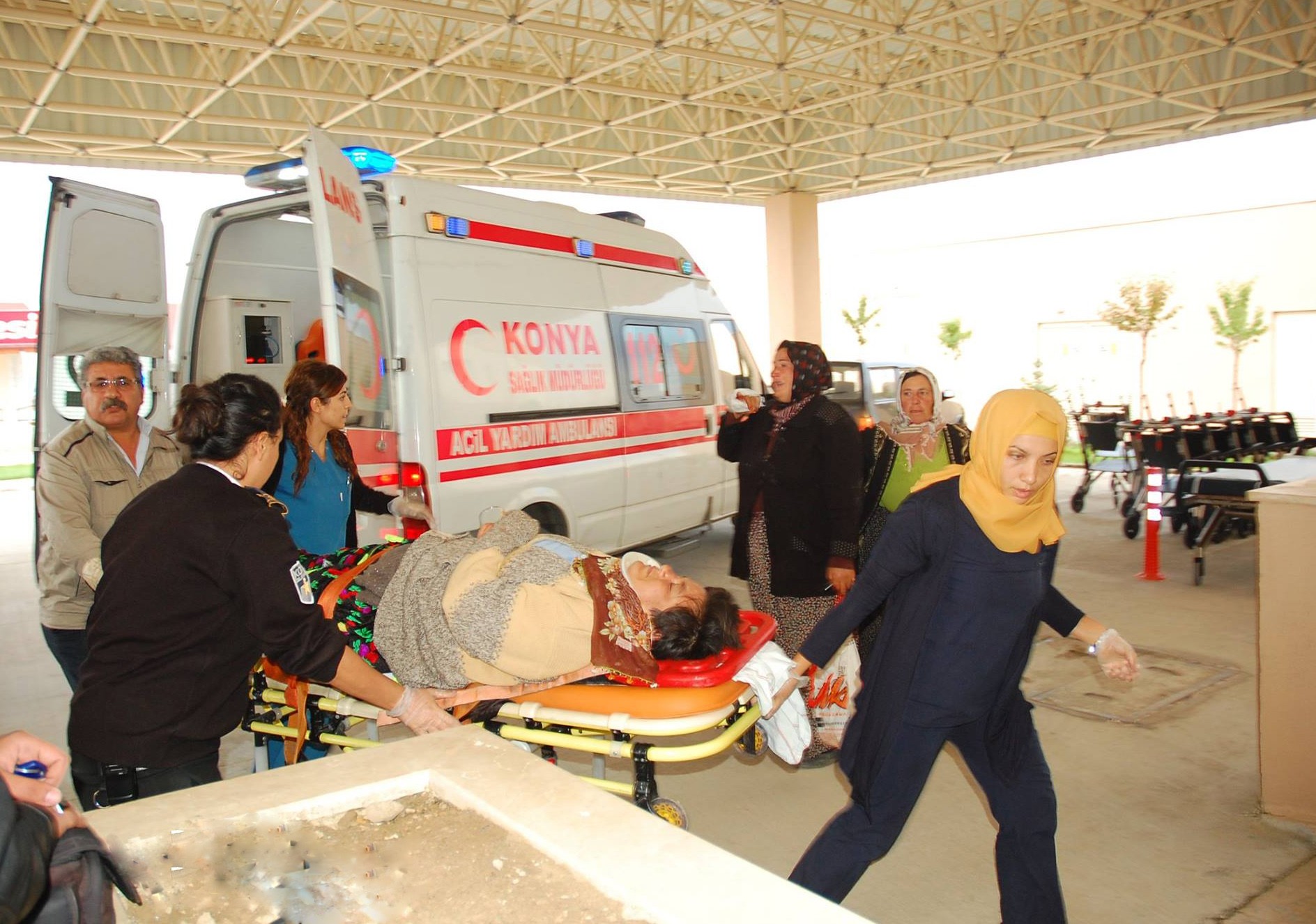 Elma işçilerini taşıyan midibüs devrildi: 29 yaralı