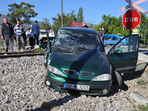 Araç treni fark etmeyince kaza yaptı