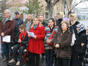 Görme engelliler 8 Martı kutlamıyor