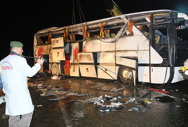Polis otobüsü devrildi: 3 şehit, 35 yaralı