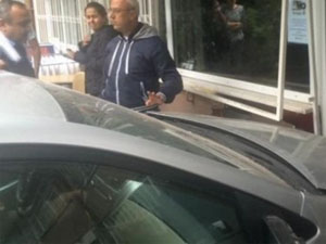 Otomobil kuaföre daldı