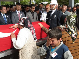 Şehit polis gözyaşlarıyla toprağa verildi