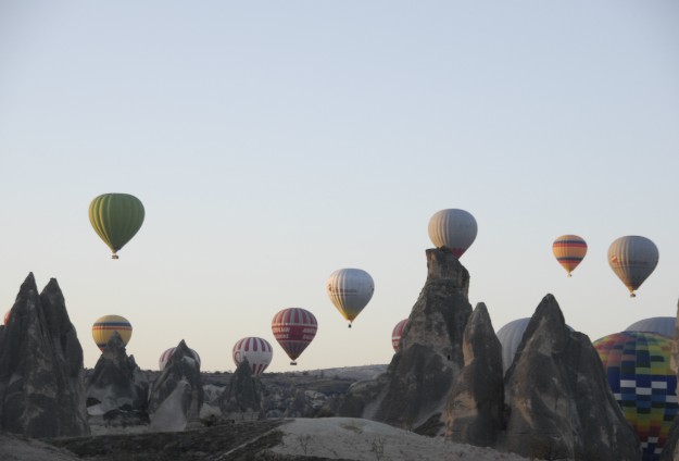 Balonlar Ataya saygı için havalandı