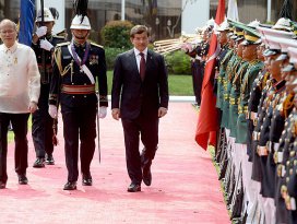 Davutoğlu Filipinlerde askeri törenle karşılandı