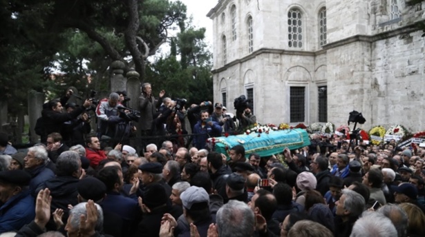 Deniz Gezmişin annesi toprağa verildi