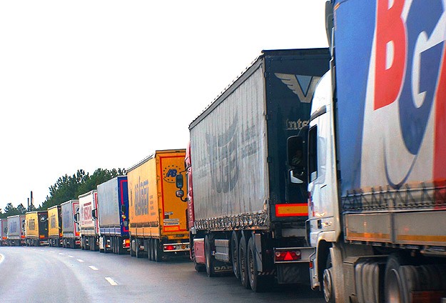 20 kilometrelik tır kuyruğu oluştu