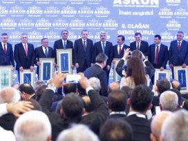 Cumhurbaşkanı Erdoğan’dan Recep Konuk’a plaket