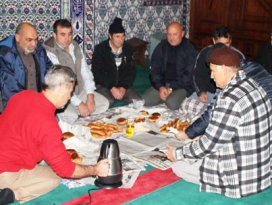 İmam kahvaltı verince cemaat oluştu
