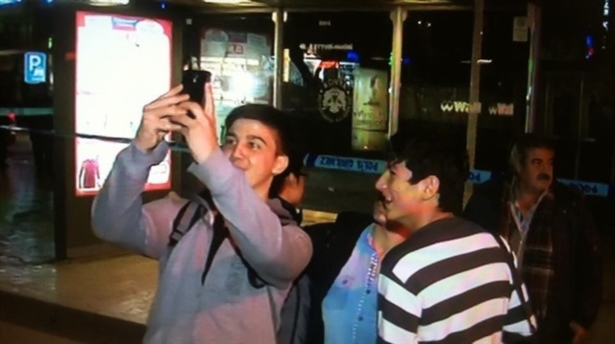 Şüpheli çanta önünde selfie çektiler
