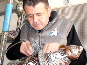 İşlediği eşyaları sanat eserine dönüştürüyor
