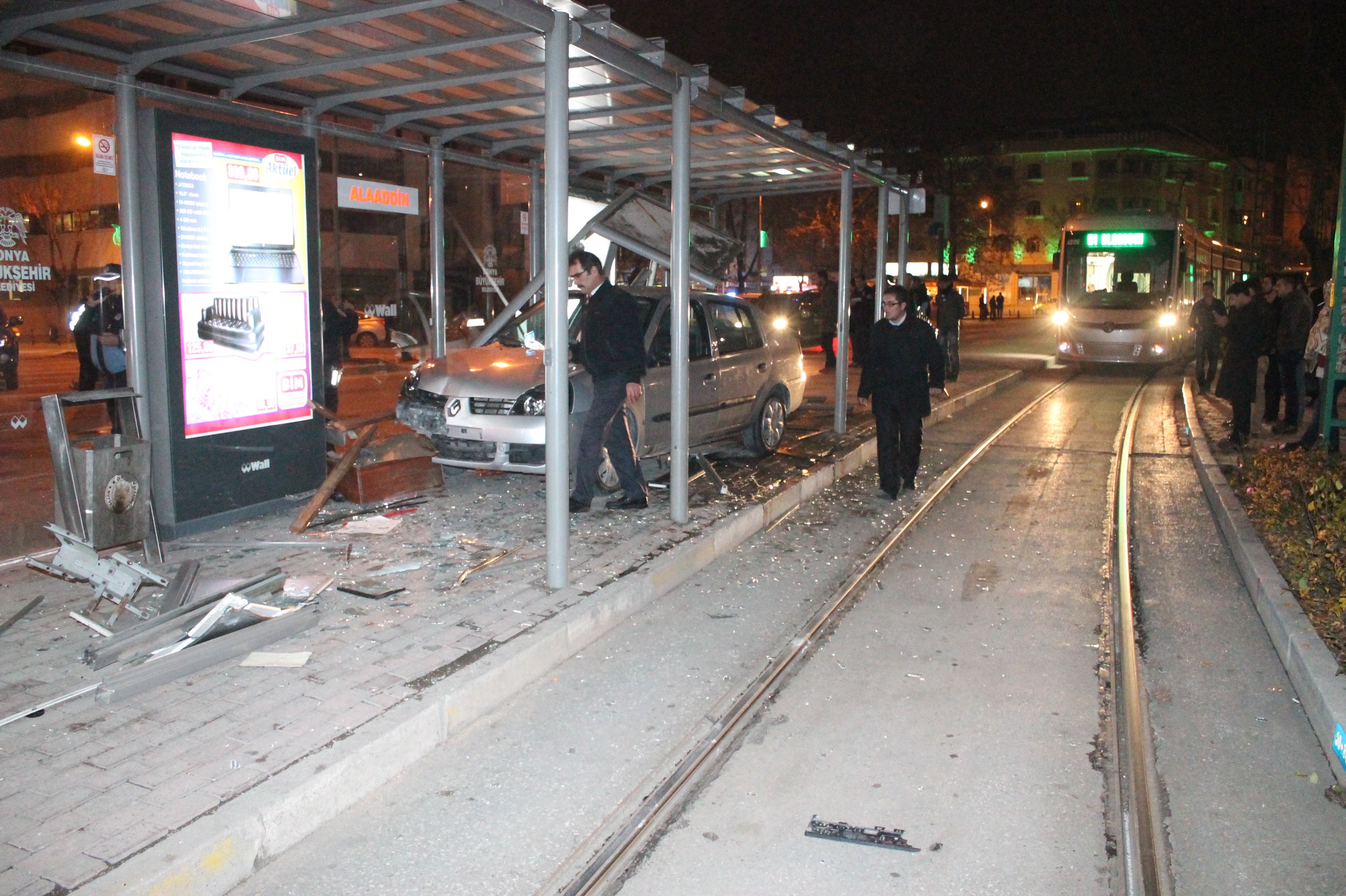 Otomobil tramvay durağına daldı!