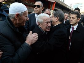 Davutoğlu Üsküpteki soydaşlarla buluştu
