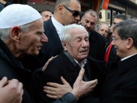 Davutoğluna sarılıp hüngür hüngür ağladı