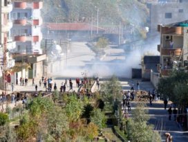 PKK Cizrede mahalleyi ateşe verdi