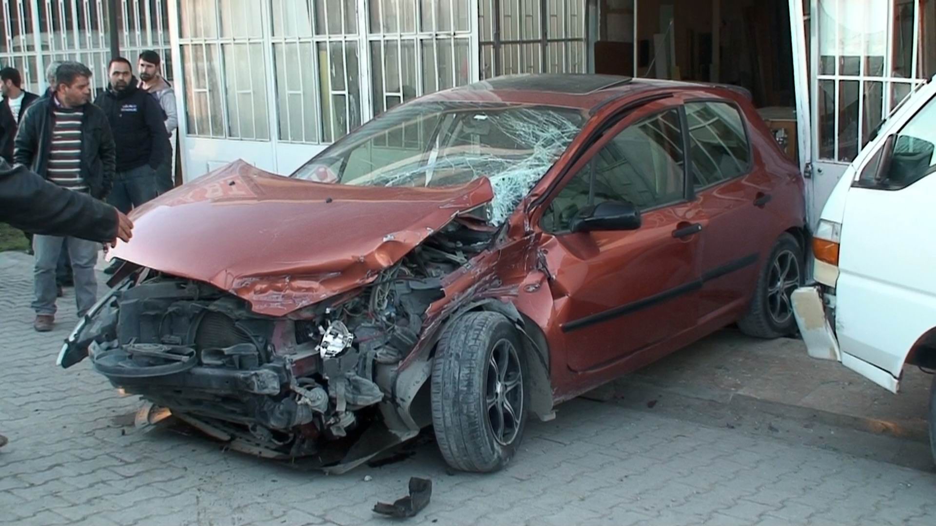 Konyada otomobil kamyonete çarptı