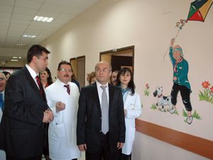 Hasta çocuklara moral için duvarlar renklendi