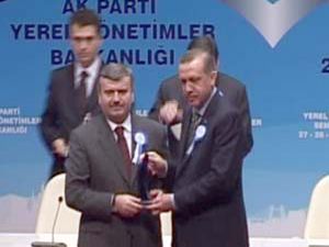 Akyürek, Başbakanın elinden ödülünü aldı