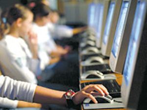 Türkler, haftada 8 saatini internet başında geçiriyor