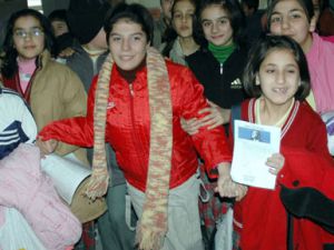 Okuma azmi arkadaşlarına örnek oluyor!