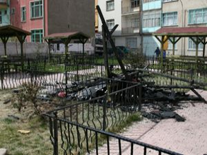 Belediyenin yaptırdığı parkı yaktılar