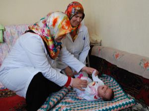 Yeni doğan bebeklere sağlık kontrolü